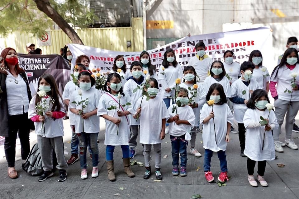 CIERRAN PASO A SENADORES. Hijos de padres desaparecidos, y otros manifestantes, bloquearon ayer uno de los accesos al Senado de la República en protesta por la extinción de fideicomisos. 