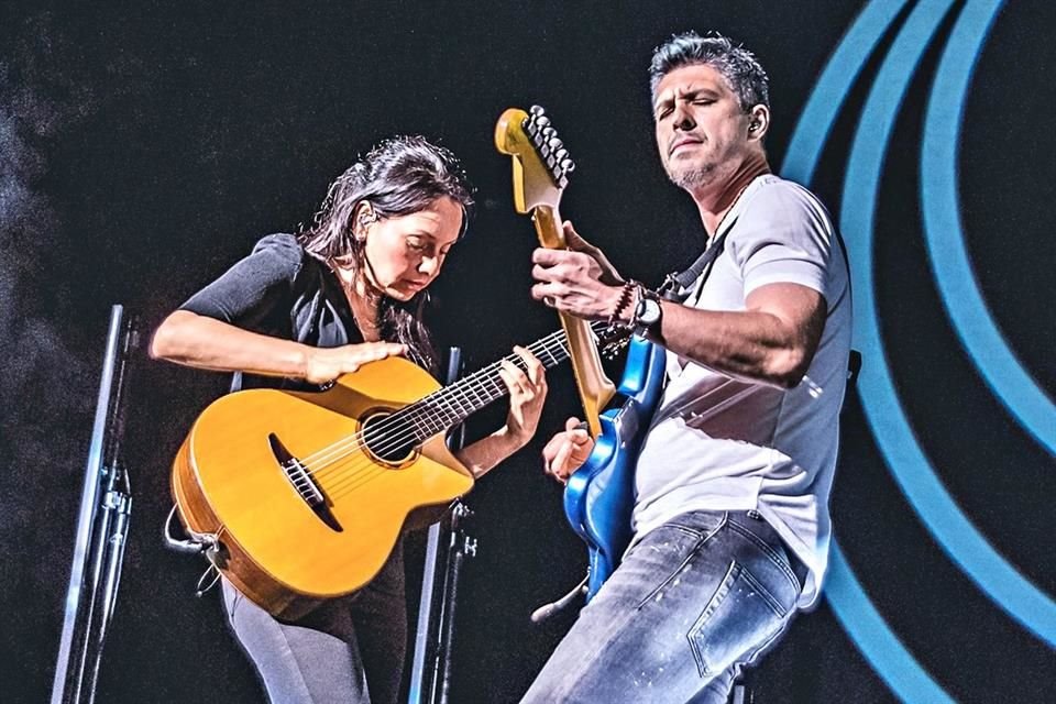 El dúo de guitarristas mexicanos no tuvo contacto con el legendario futbolista; el vínculo fue a través del ex esposo de la cantante Rocío Banquells.
