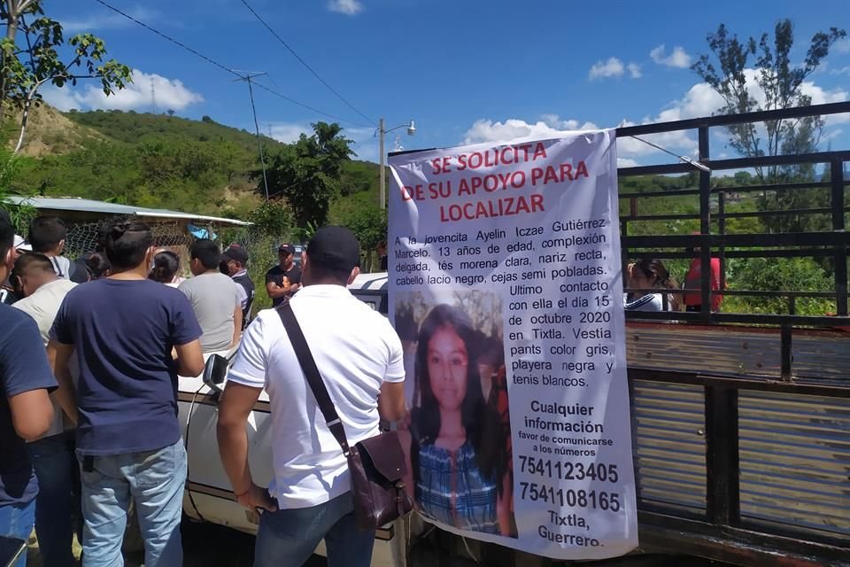 Vecinos de la estudiante Ayelín, quien tras varios días de estar desaparecida fue encontrada muerta en una barranca.