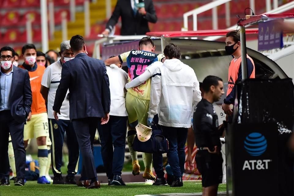 Nicoláss Benedetti salió lesionado y se teme una grave lesión en la rodilla derecha.