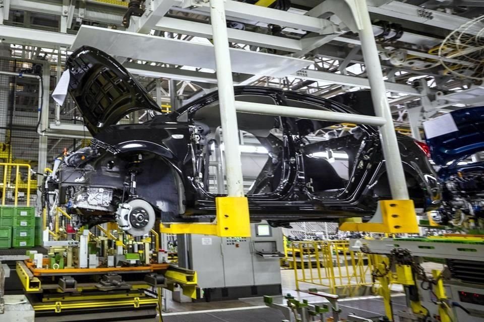 En marzo, la producción de autos ligeros en México fue de 293 mil 918 unidades.