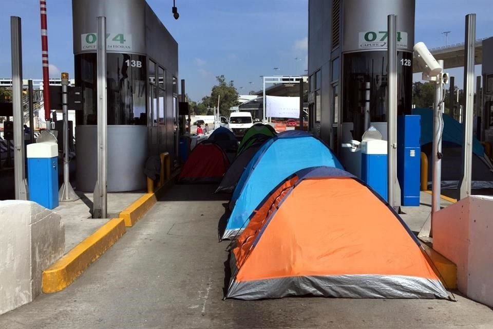 Manifestantes de Oaxaca, Guerrero, Estado de México, Morelos y Puebla pasaron la noche en el lugar y dejan pasar a los conductores sin pedirles dinero.