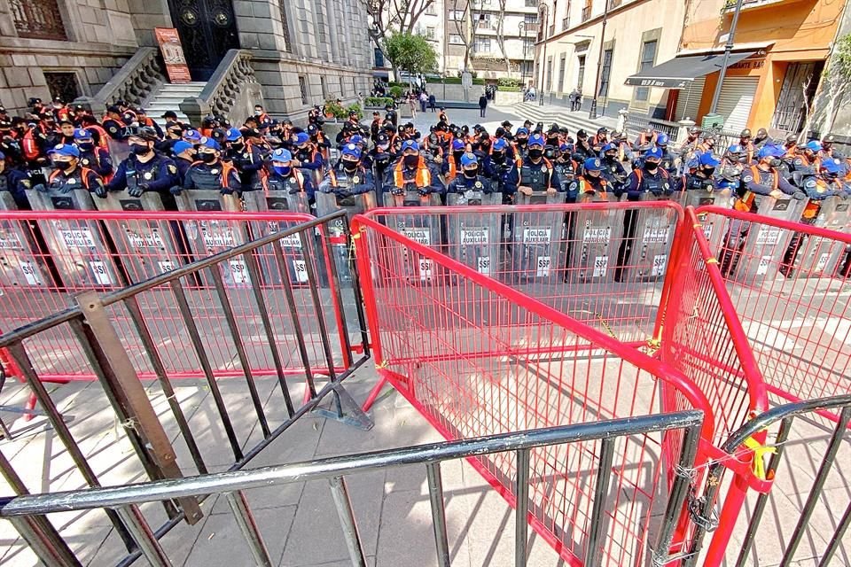 CERCO. Ante las protestas por la desaparición de fideicomisos, la Policía capitalina desplegó 350 elementos para resguardar el Senado y la antigua casona de Xicoténcatl, donde se efectuó la sesión.