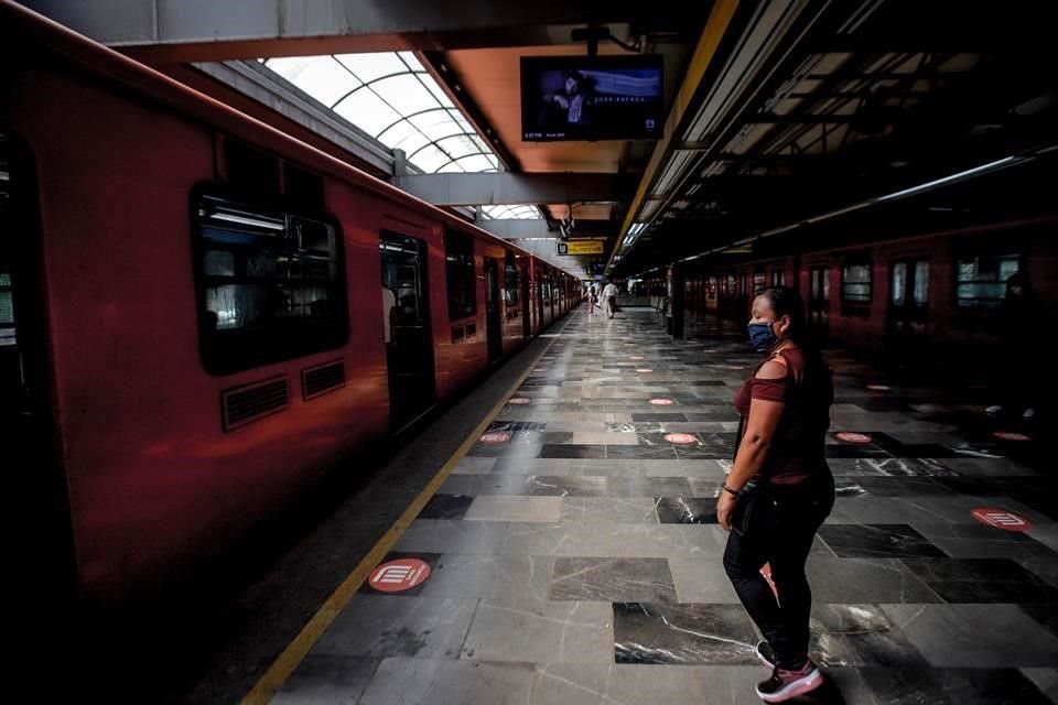 Una mujer porta una mascarilla mientras camina en un andén del metro, en la Ciudad de México.