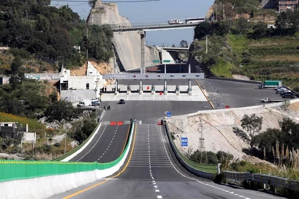 La autopista Toluca-Naucalpan cuenta con cuatro carriles.