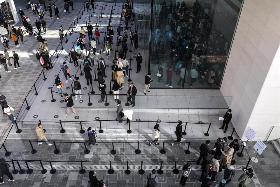 Las cortas filas afuera de las tiendas de Apple en el centro de negocios de Shanghai contrastaron con las multitudes que acudieron en masa a eventos de lanzamiento anteriores.