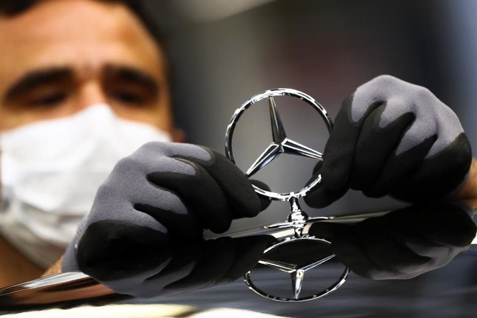 Las noticias optimistas de Daimler y Renault siguen a resultados mejores de lo esperado de BMW y Tesla.