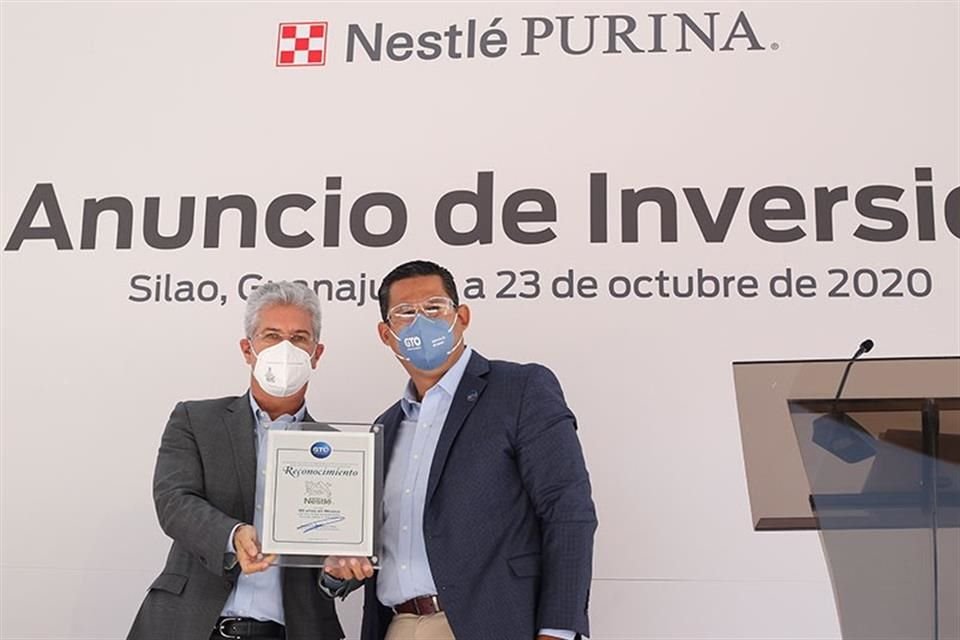 Fausto Costa, presidente de Nestlé México, y Diego Sinhue, Gobernador de Guanajuato.