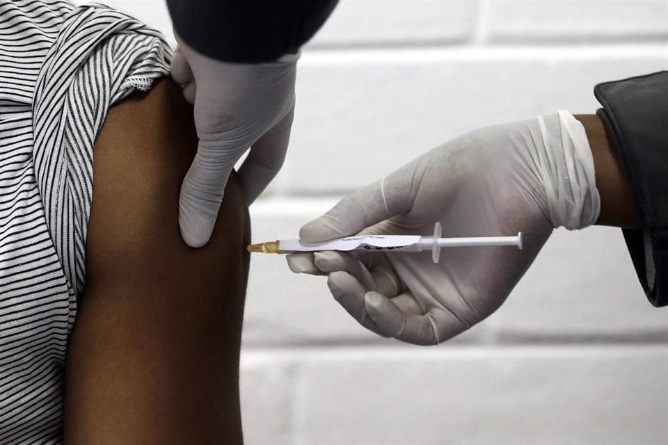 La vacuna está siendo probada en Reino Unido, EU y otros países del mundo.