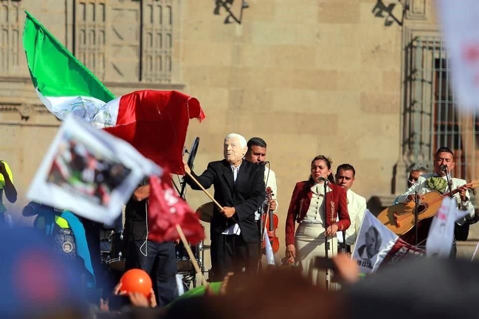 Los manifestantes realizaron un mitin en el Zócalo, que también está ocupado por Frena.