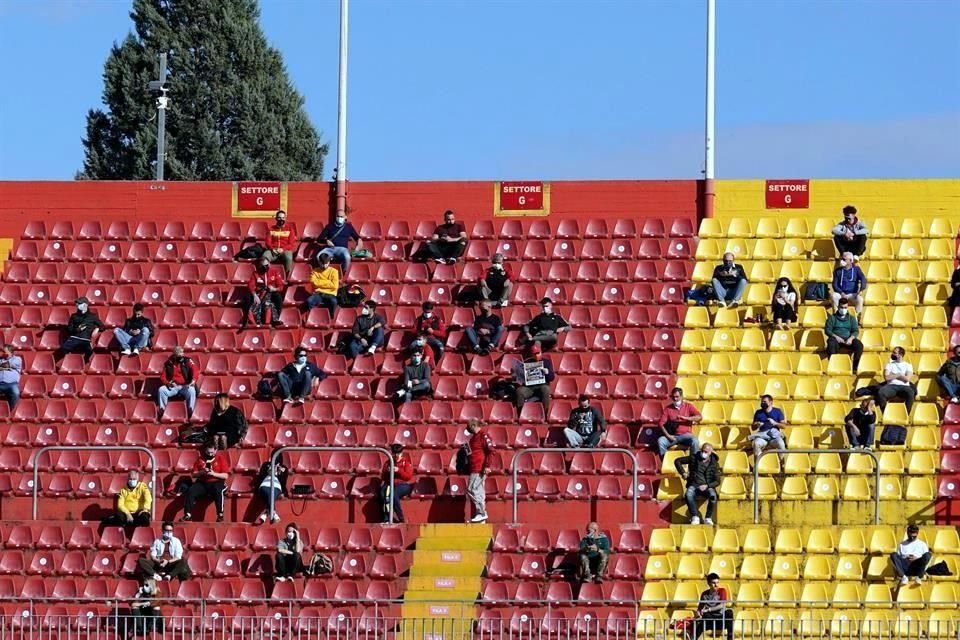 Algunos aficionados ingresaron al estadio y mantuvieron distancia social.
