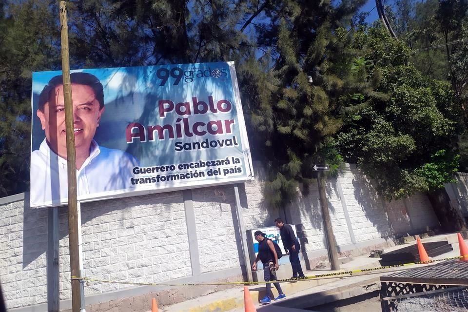 REFORMA expuso en octubre que decenas de espectaculares con la imagen de Amílcar Sandoval Ballesteros fueron colocados en Guerrero. 