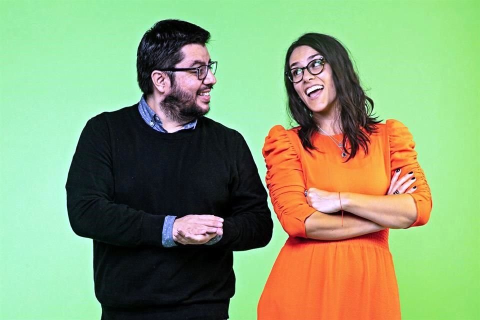Paulina Chavira y Alfredo Lecona son los presentadores del podcast.