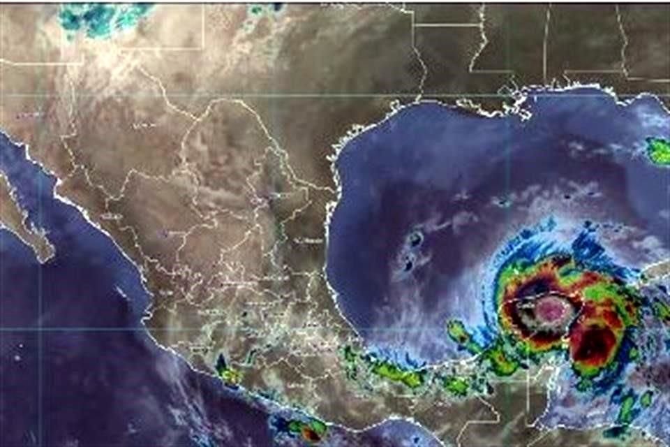 Tras impactar como huracán categoría 1 en Quintana Roo, 'Zeta' se debilitó a tormenta tropical en Yucatán; causa fuertes lluvias en 5 estados.
