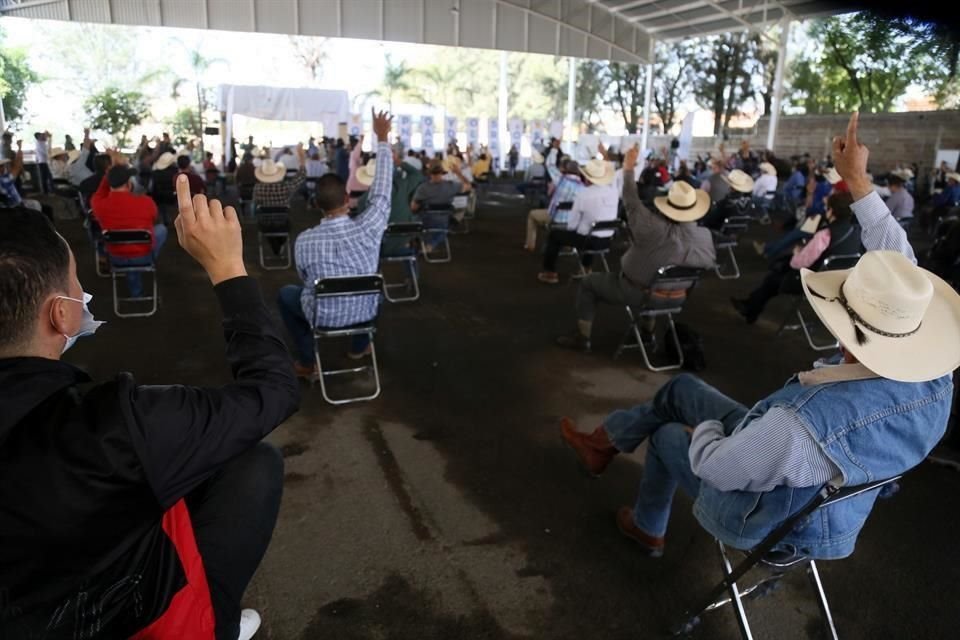 La mayor parte de los ganaderos y productores de leche levantó la mano aceptando la propuesta del Gobernador de Jalisco.