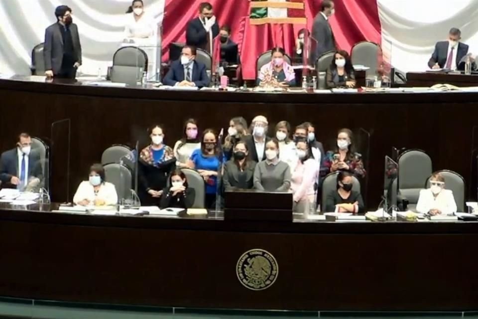 Legisladores del PAN y PRD tomaron la tribuna para impedir el debate.