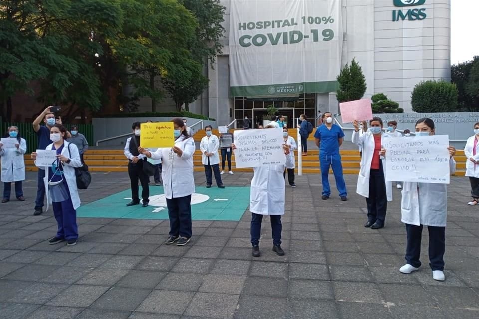 Alrededor de las 7:30 horas, salieron a levantar pancartas exigiendo equipos de protección ante el brote por la enfermedad.