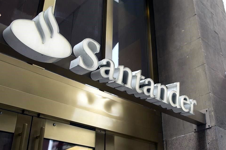 Las acciones de Santander ganan más de 18 por ciento.