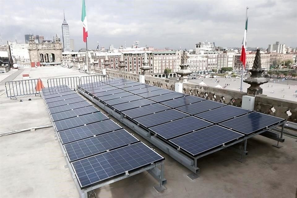 Paneles solares rehabilitados en 2019 que dan electricidad a las oficinas del Palacio del Ayuntamiento.