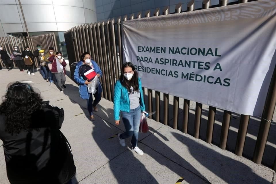 Autoridades federales han admitido la falta de especialistas en México, situación que dificultó el manejo de la pandemia de Covid-19.