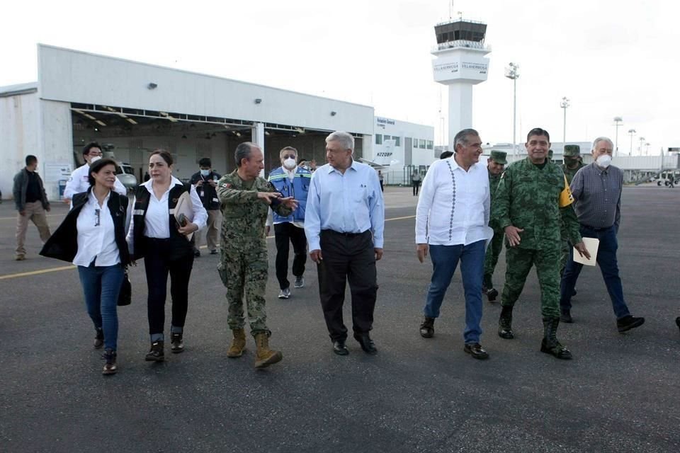 López Obrador suspendió una gira por Sinaloa para acudir a su entidad natal, golpeada por inundaciones.