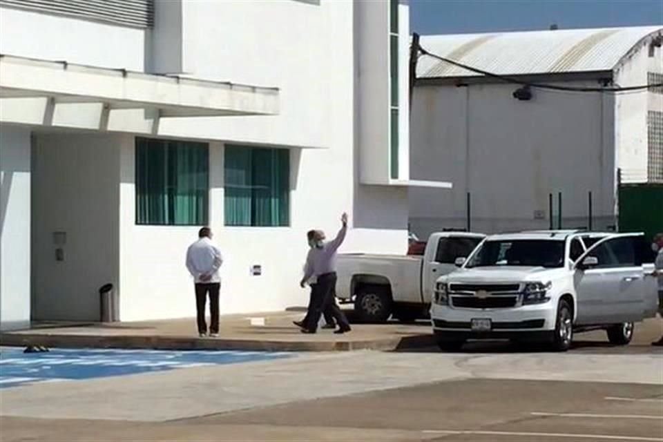 López Obrador a su llegada al aeropuerto de Villahermosa.