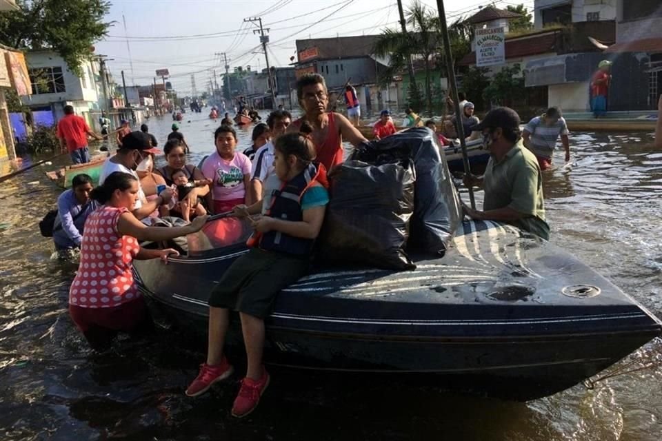 Familias enteras han abandonado sus viviendas en colonias aledañas al Río Grijalva por las inundaciones.