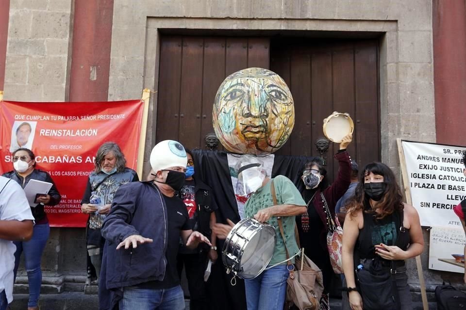 Artistas, acompañados de 'Benito Juárez', exigieron al Presidente más recursos para el sector cultural.
