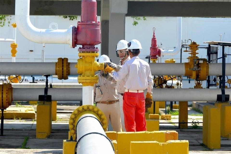 La producción de gas natura se ha quedado rezagada porque para Pemex no es tan competitivo extraerlo, según expertos.