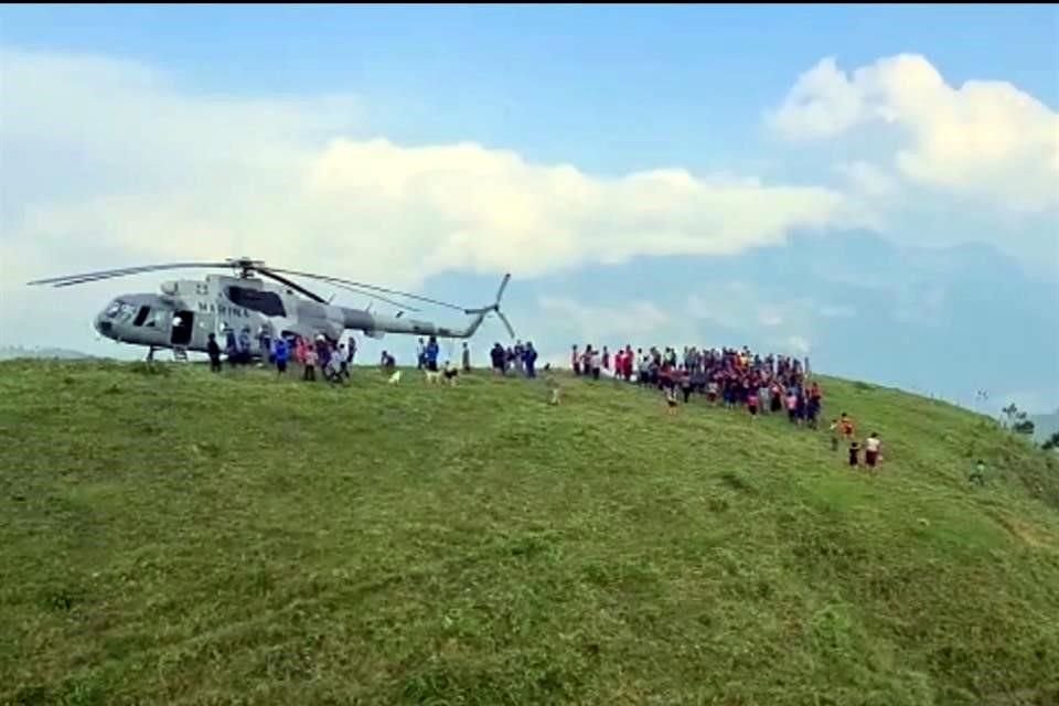 La Marina también llevó despensas a los damnificados.