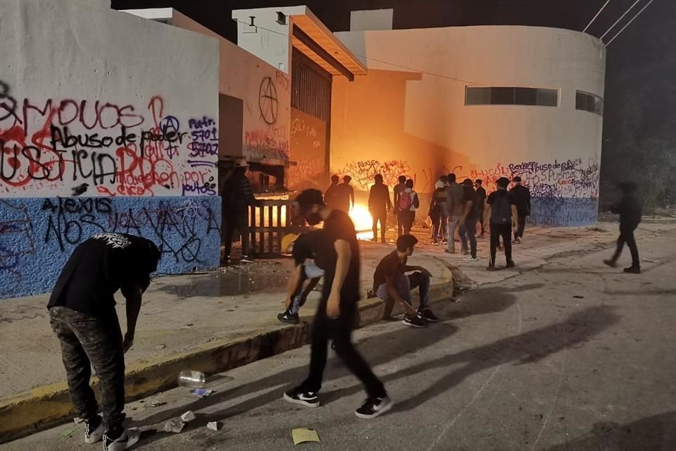 Un grupo de manifestantes realizó pintas y quemó mobiliario de oficinas de Gobierno.
