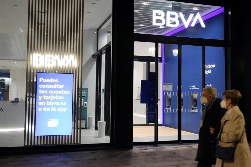 BBVA desembolsó 696 millones de euros durante este trimestre para financiar un amplio plan de supresión de empleos.