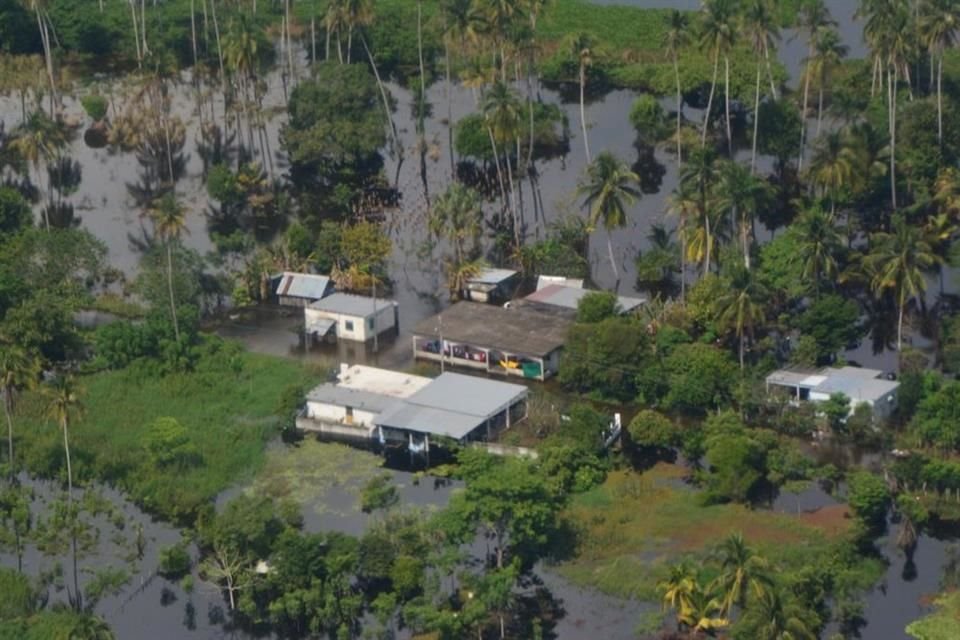 La Sedena distribuye despensas alimentarias, cobertores, colchones y paquetes de aseo personal en Teapa, Cunduacán, Centro (Villahermosa), Macuspana y Jalpa de Méndez.