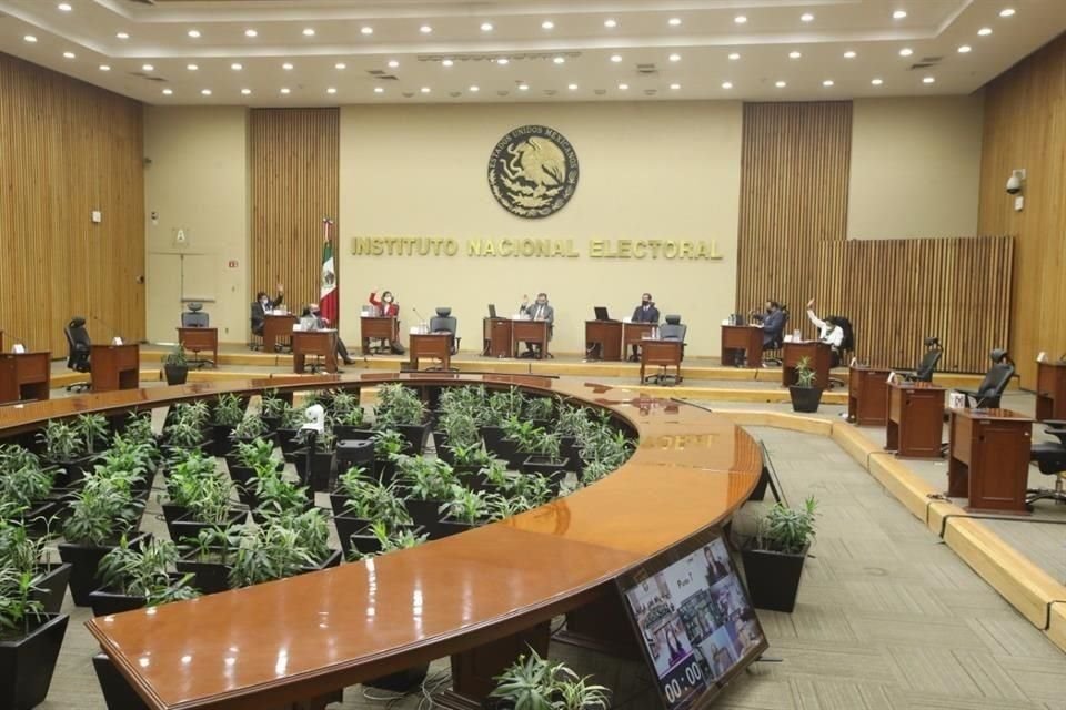 El Consejo General del INE conoció el informe sobre la revisión de firmas para la consulta popular contra los ex Presidentes.