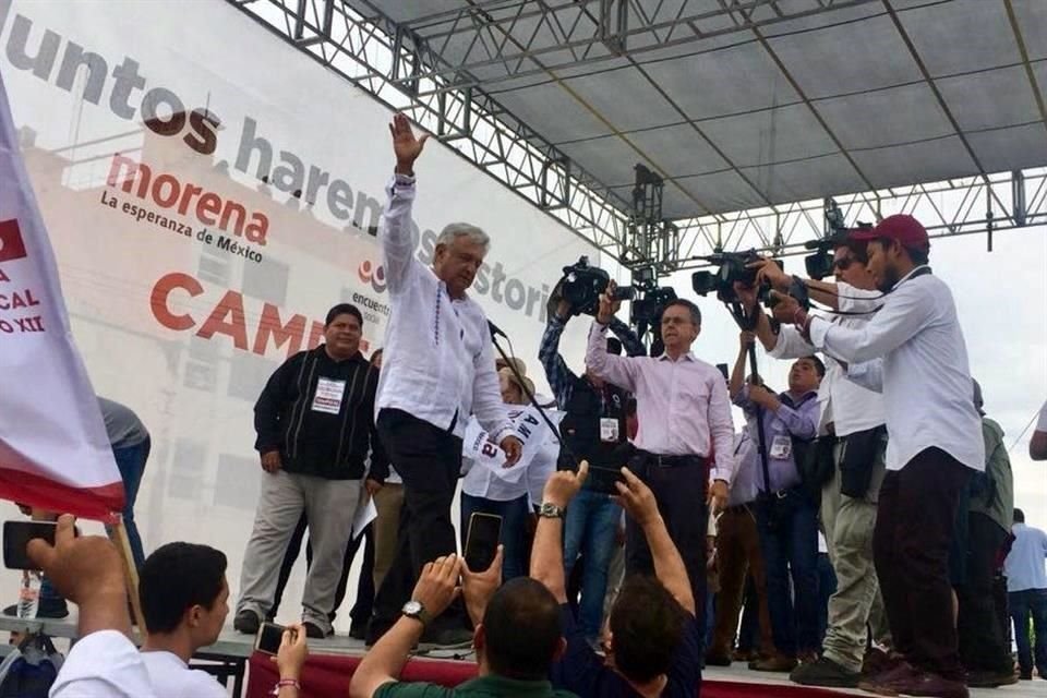 Lpez Obrador se refiri a la posibilidad de que ese tipo de intelectuales, empresarios y representantes de la sociedad civil se organicen para convertirse en la oposicin a su Gobierno.
