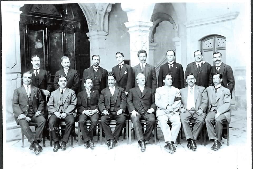 Fotografía en la que José Mendoza retrata al Congreso Constituyente, 1916-1917. 