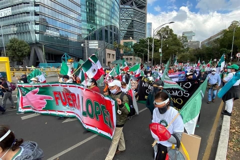 La marcha se separó en dos contingentes, uno que se dirige al Zócalo y otro al Auditorio Nacional.