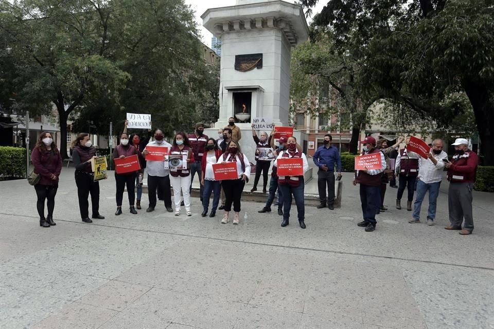 Decenas de morenistas se manifestaron afuera del hotel sede en contra de la coalición y de otorgar la candidatura a Clara Luz Flores.