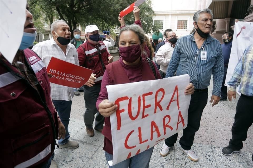 Decenas de morenistas se manifestaron afuera del hotel sede en contra de la coalición y de otorgar la candidatura a Clara Luz Flores.