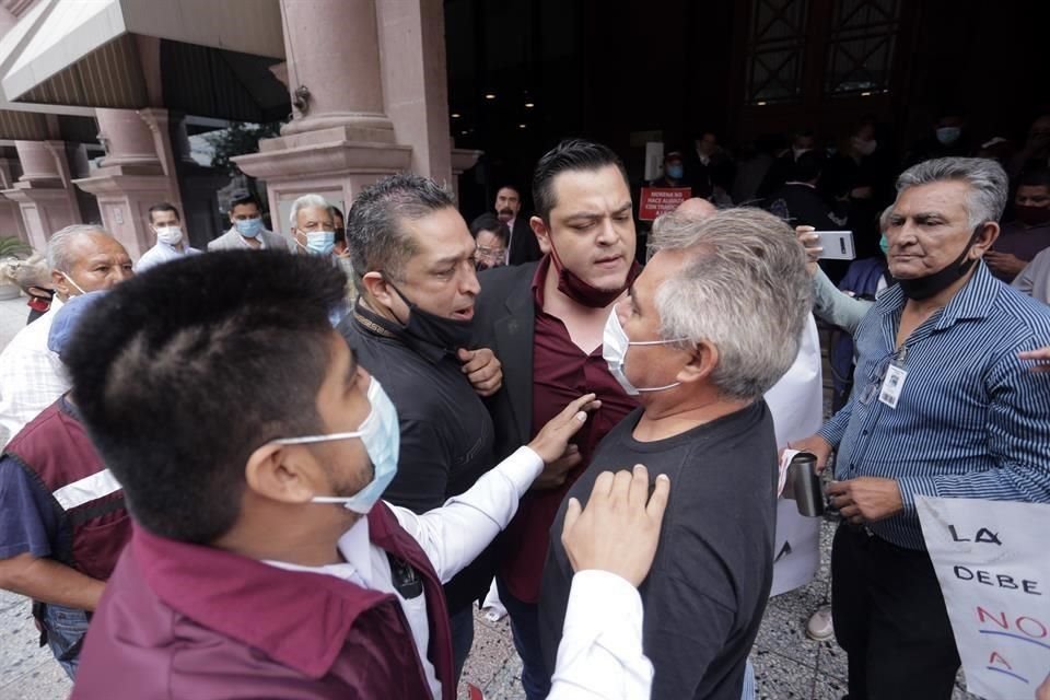 Reuniones de Mario Delgado con morenistas de NL son canceladas tras zafarrancho entre grupos contrarios afuera de hotel en el Centro.