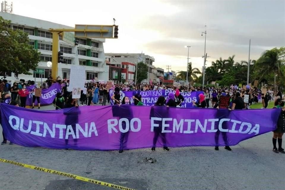 En su reporte, AI analiza cinco manifestaciones feministas realizadas en 2020 en Guanajuato, Sinaloa, Quintana Roo, Edomex y CDMX.