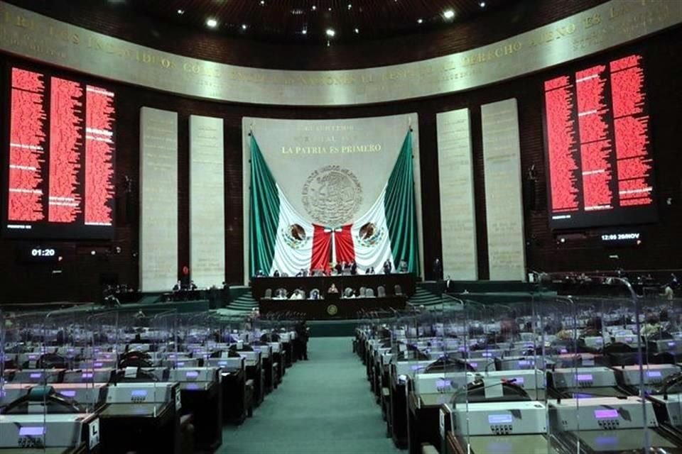 El Presidente López Obrador achacó la reelección de diputados al periodo neoliberal. 