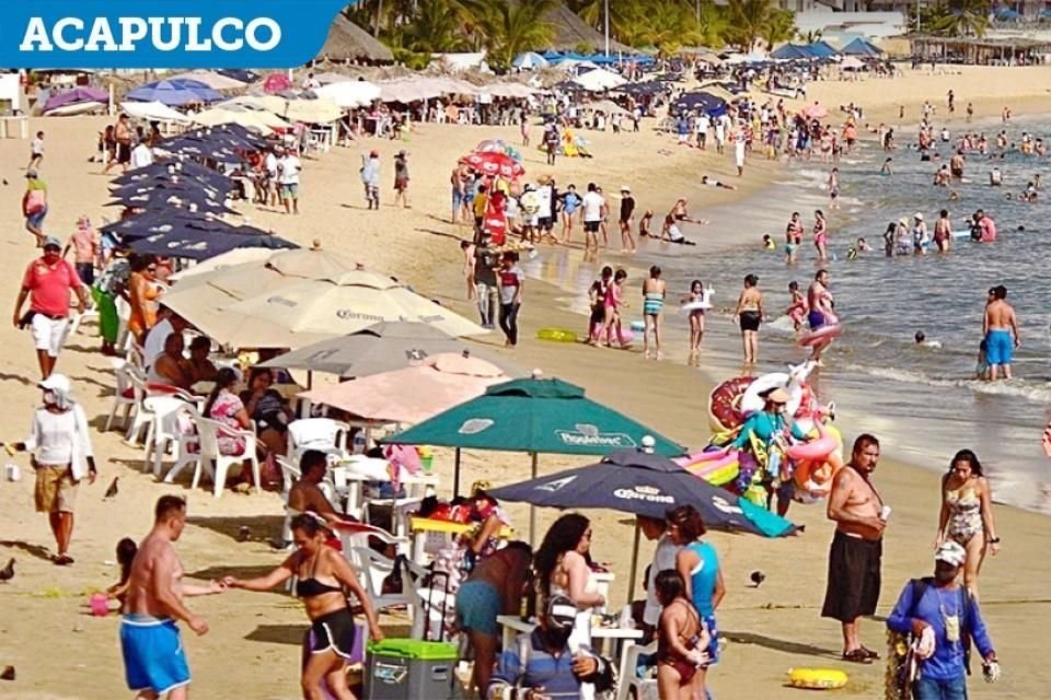 En las playas de Acapulco, Guerrero, los turistas disfrutan como si al virus se lo llevara el mar.