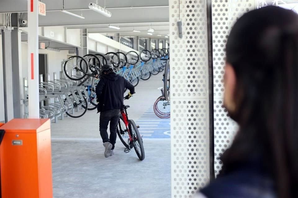 Los usuarios podrán dejar la bici en la instalación junto a la terminal del Metro, supervisada por el colectivo ciclista BiTla.