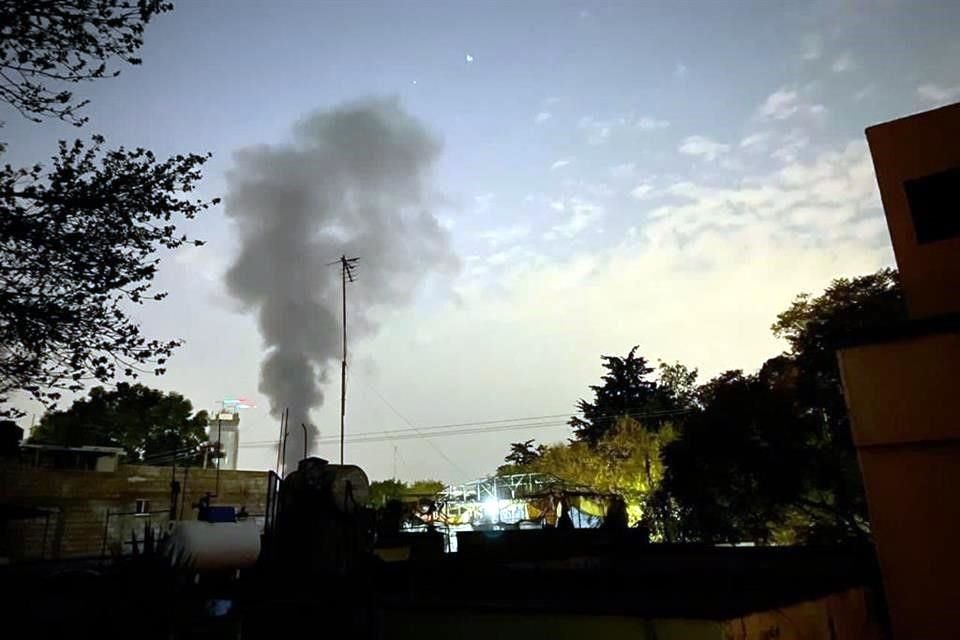 Desde varias zonas de Coyoacán, e incluso Ciudad Universitaria, es posible observar una columna de humo negro, derivado de un incendio sobre Av. Universidad.