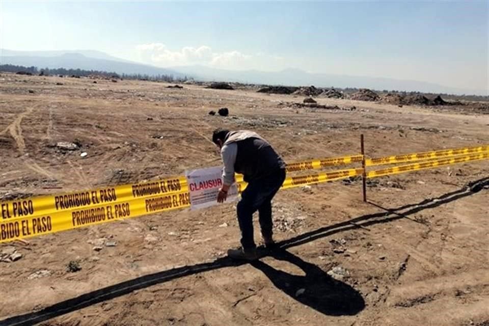La Procuraduría de Protección al Ambiente del Estado de México colocó sellos de clausura en el tiradero ilegal que hay en el interior del Lago de Tláhuac-Xico, en el Municipio de Valle de Chalco.