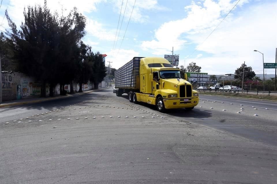 La carga movilizada a través de camiones de carga entre ambos países, tuvo un valor de 351 millones 700 mil dólares en los primeros 11 de meses del año pasado, una baja anual de 11.6 por ciento.