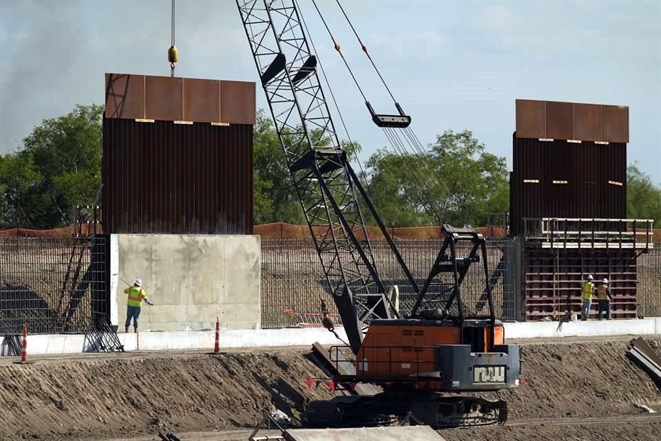 Trabajadores continúan con la construcción del muro en Mission, Texas.