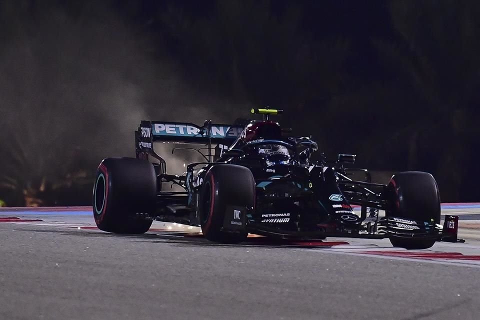 Bottas aprovechó la ausencia de Hamilton para conseguir la pole.