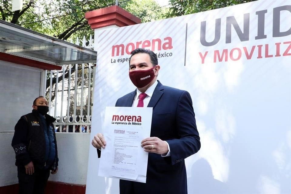 Cruz Pérez Cuéllar acudió al registro en la sede nacional de Morena en la Colonia Roma Norte.